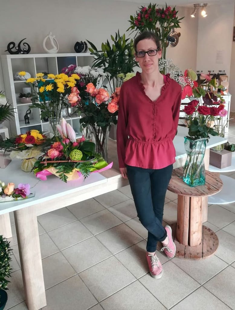 boutique de fleurs avec une fleuriste