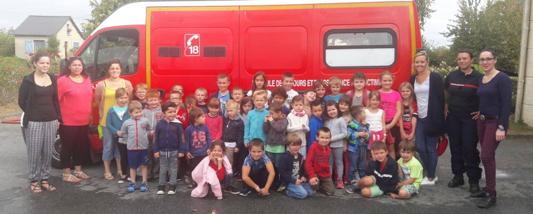 enfants devant camion de pompiers