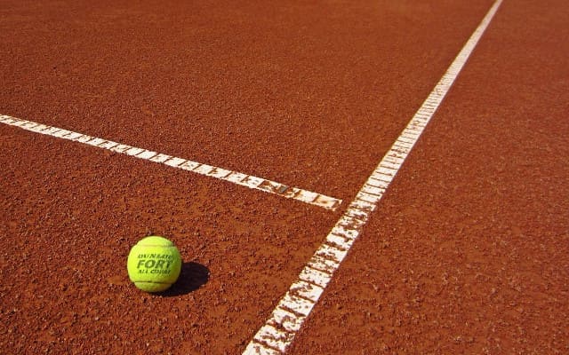 balle de tennis sur terrain